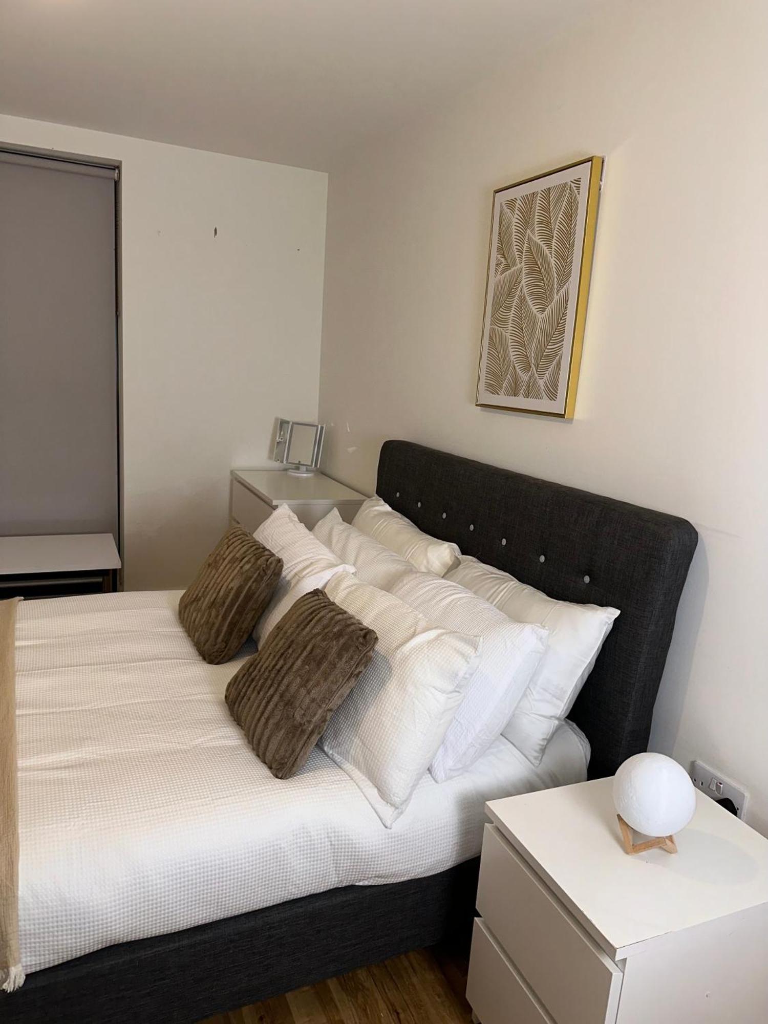 Apartamento Luxury 2-bed High-rise In With Parking