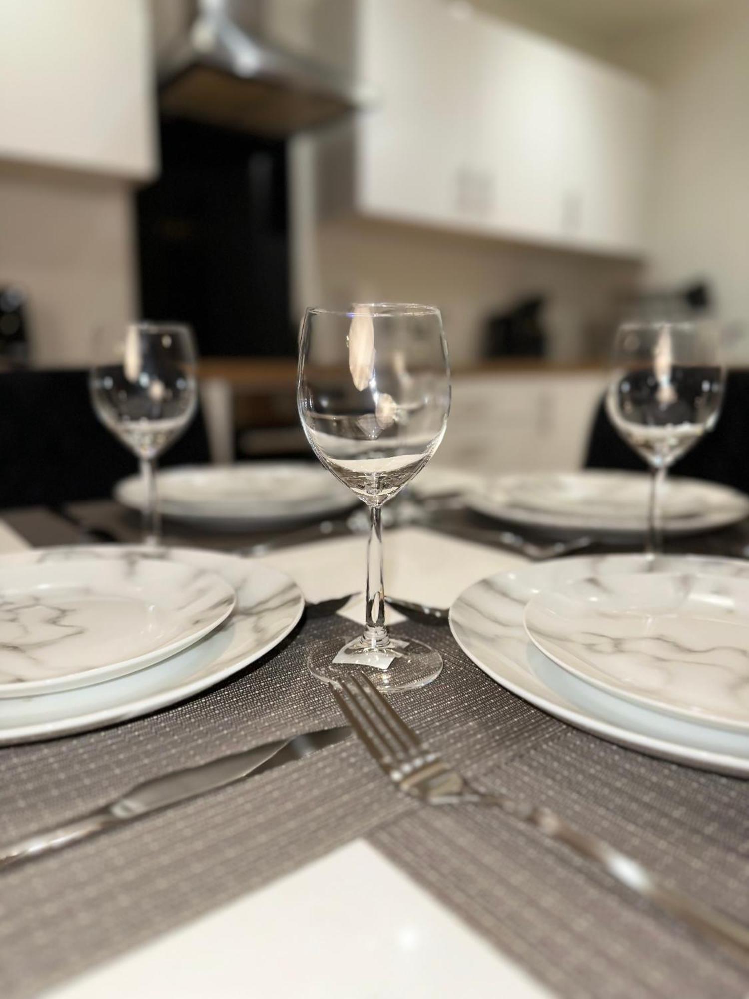 Apartamento Luxury 2-bed High-rise In With Parking