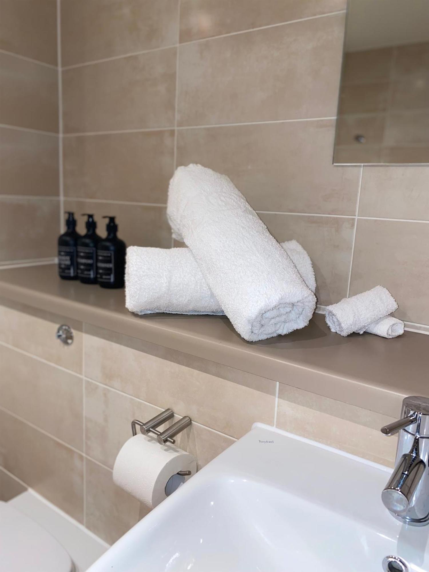 Apartamento Luxury 2-bed High-rise In With Parking *