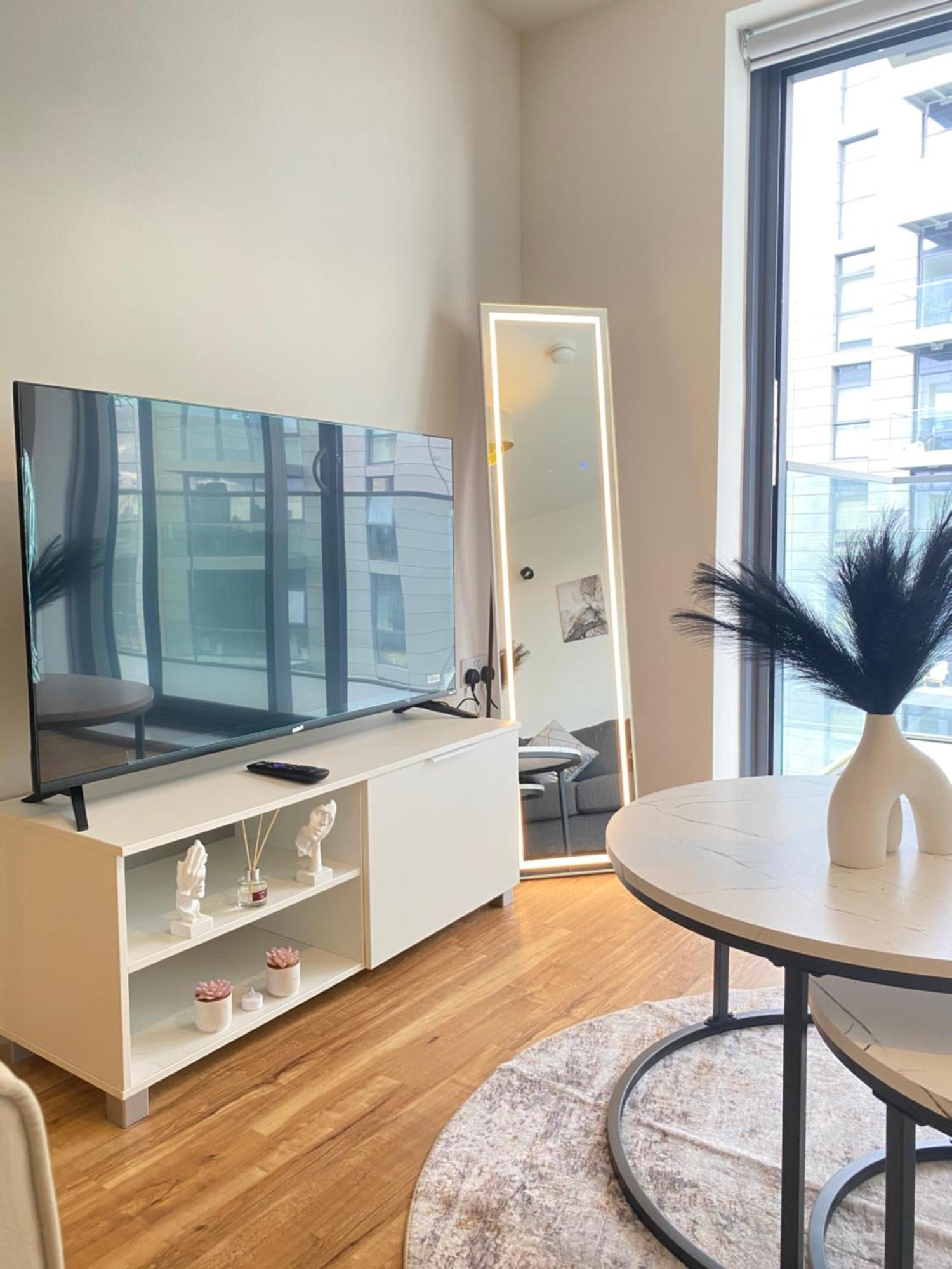 Luxury 2-bed High-rise In With Parking Apartamento